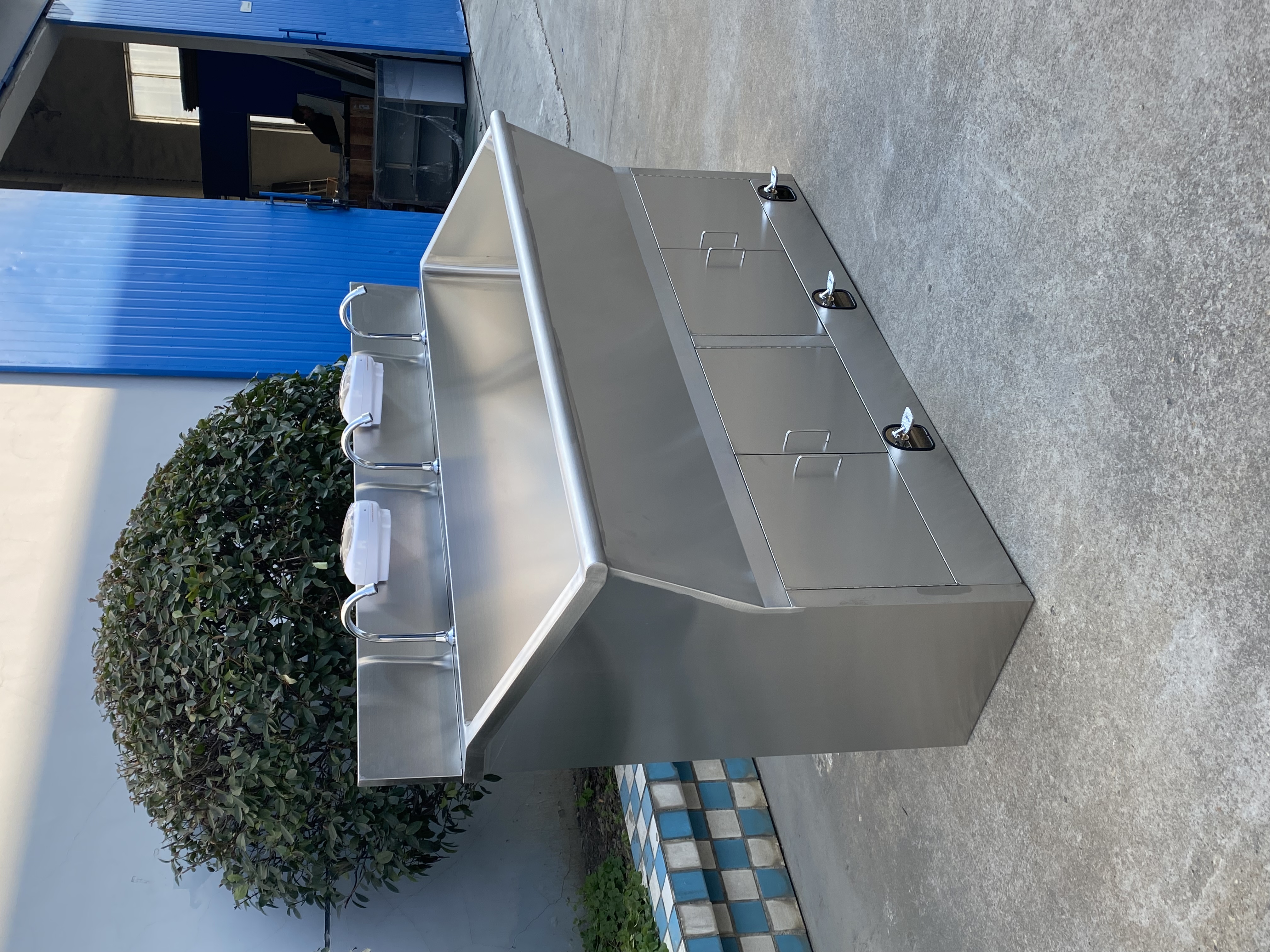 Auto-Sensing stainless steel hospital hand washing sink for three preson