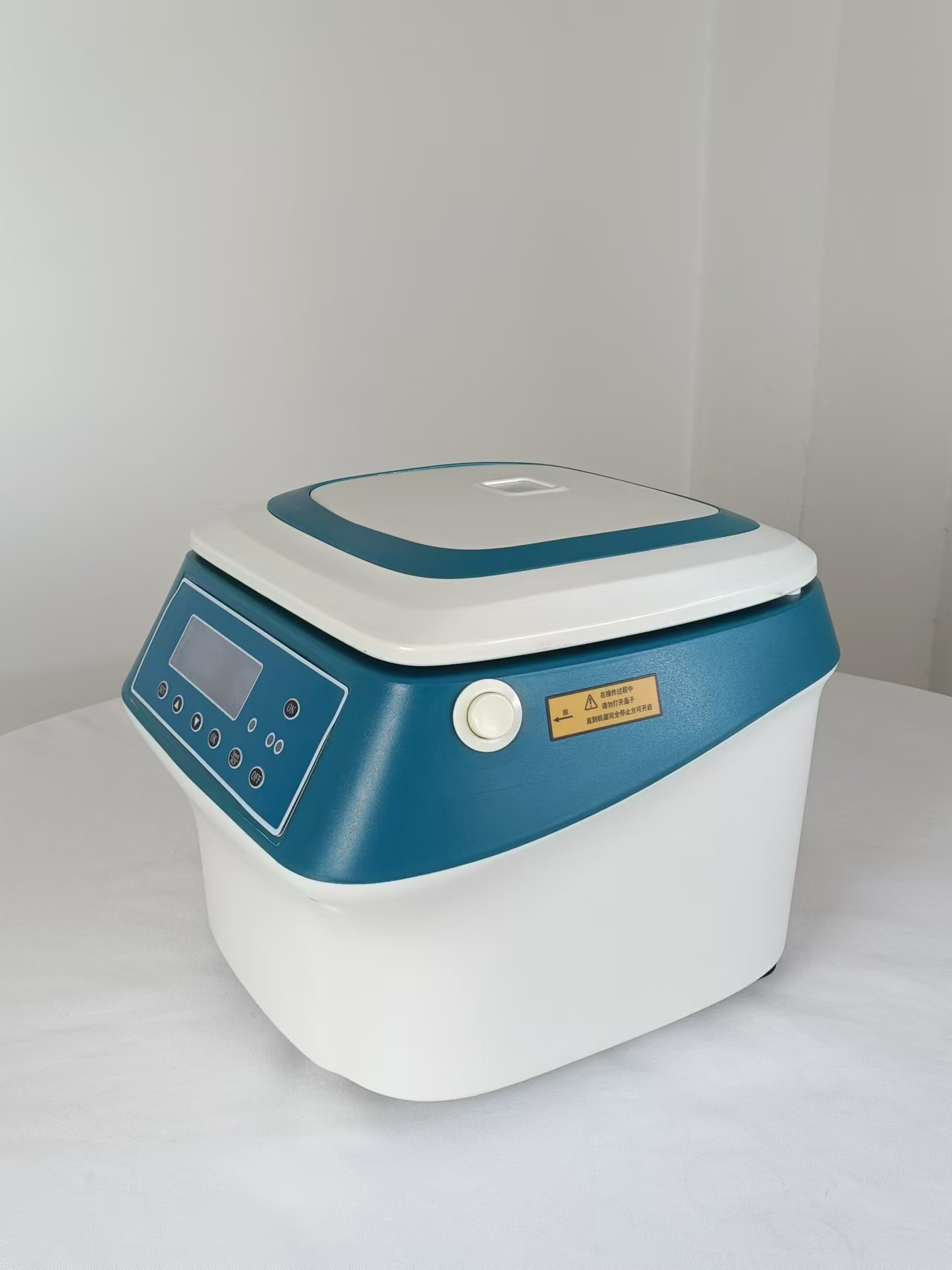 Low-Speed Benchtop Centrifuge CENTRIFUGE LC-04C PLUS-4