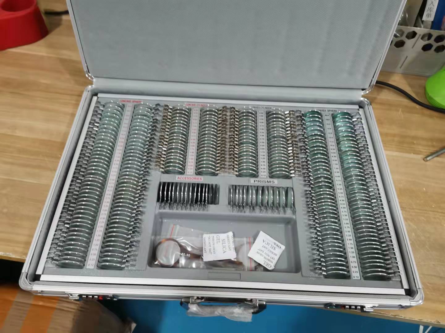 Kit de Lentes 266 Piezas Estuche de Aluminio con Aros Met&aacute;licos-0