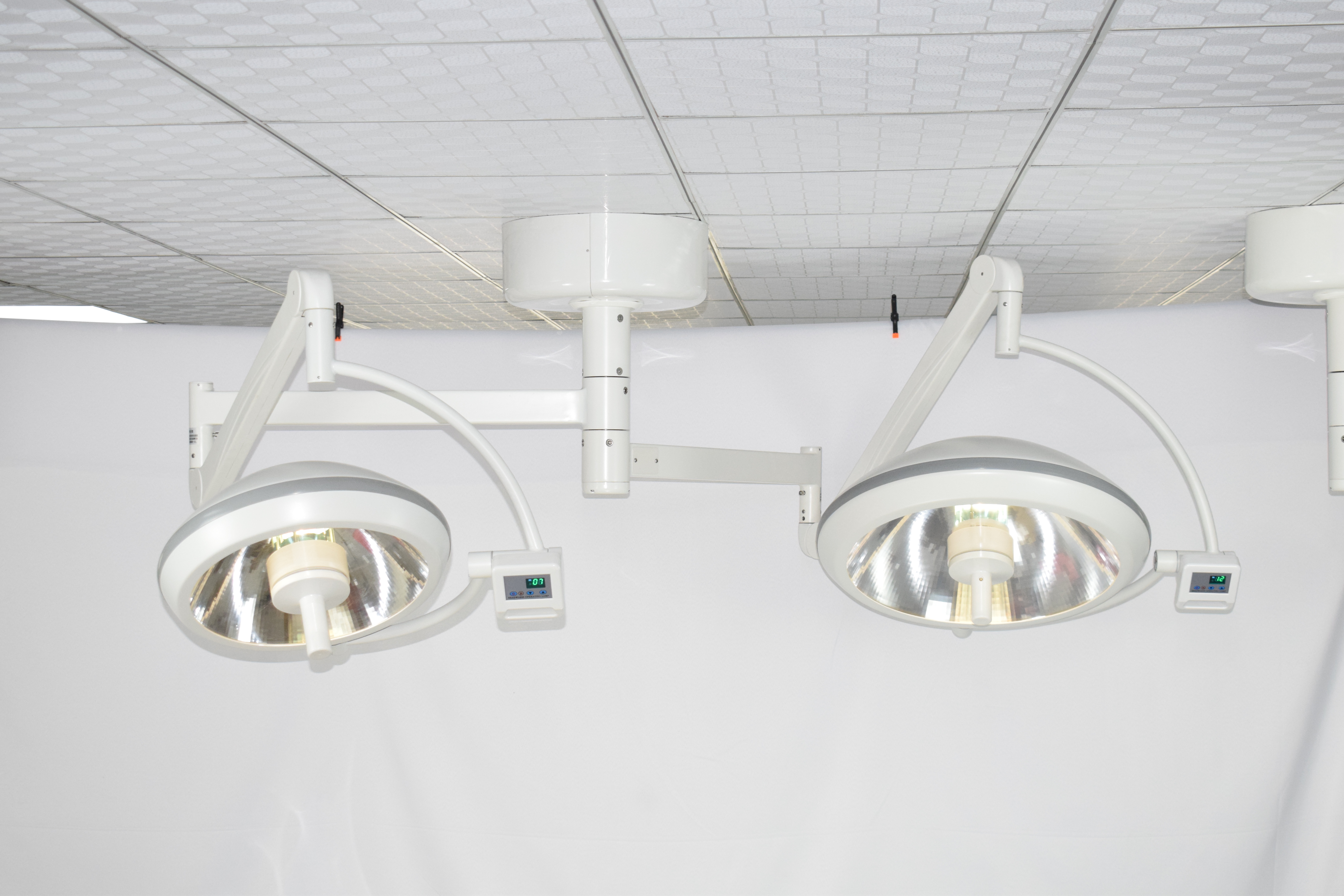 700/500 Ceiling-Mounted Integral Reflection Dual-Head Surgical Shadowless Lamp-1