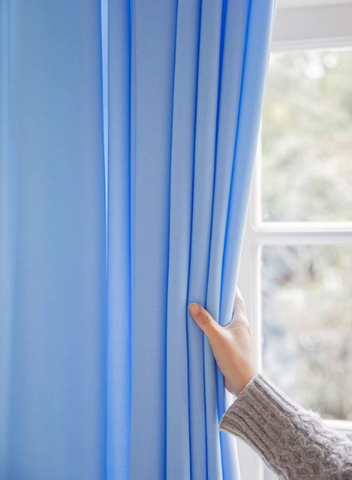 Fire-retardant medical curtain with hooks