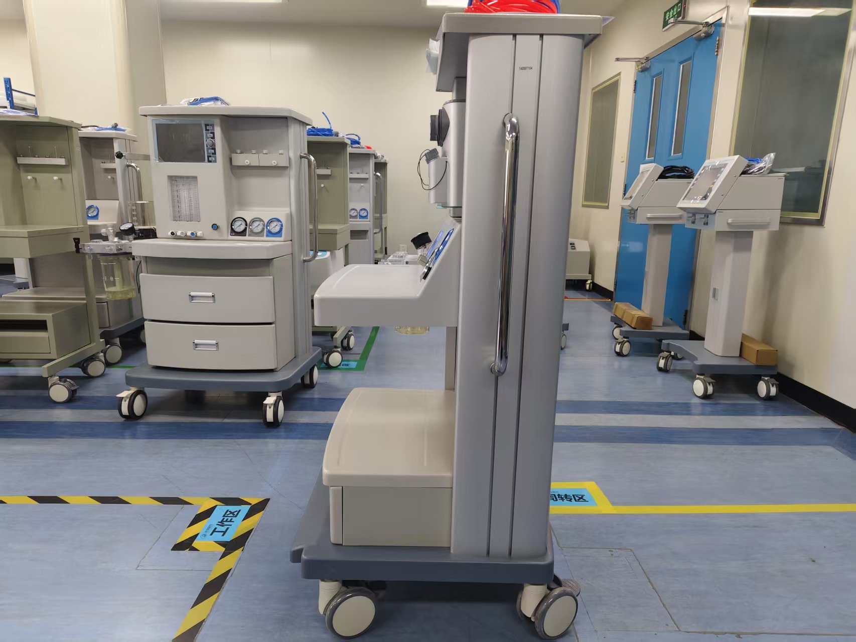 5.4-inch Screen Anesthesia Machine standard version with dual vaporizers.-0