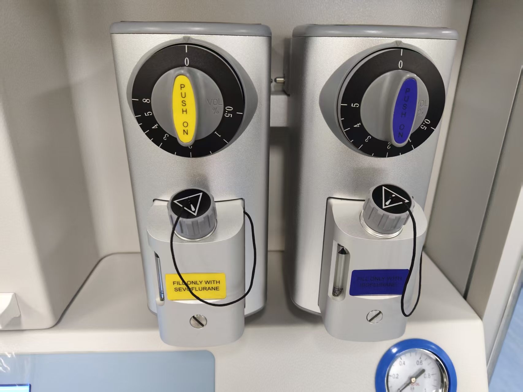 5.4-inch Screen Anesthesia Machine standard version with dual vaporizers.-4