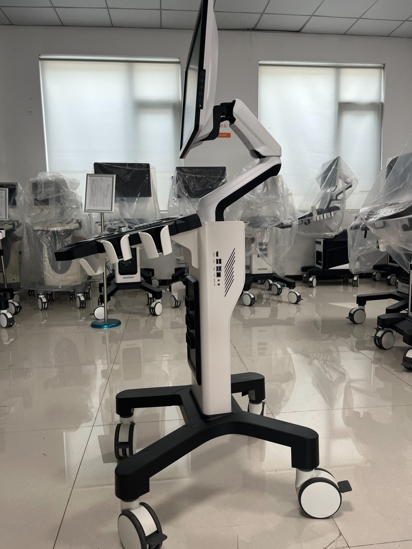 Mid-to-high-end trolley-style color ultrasound system-2